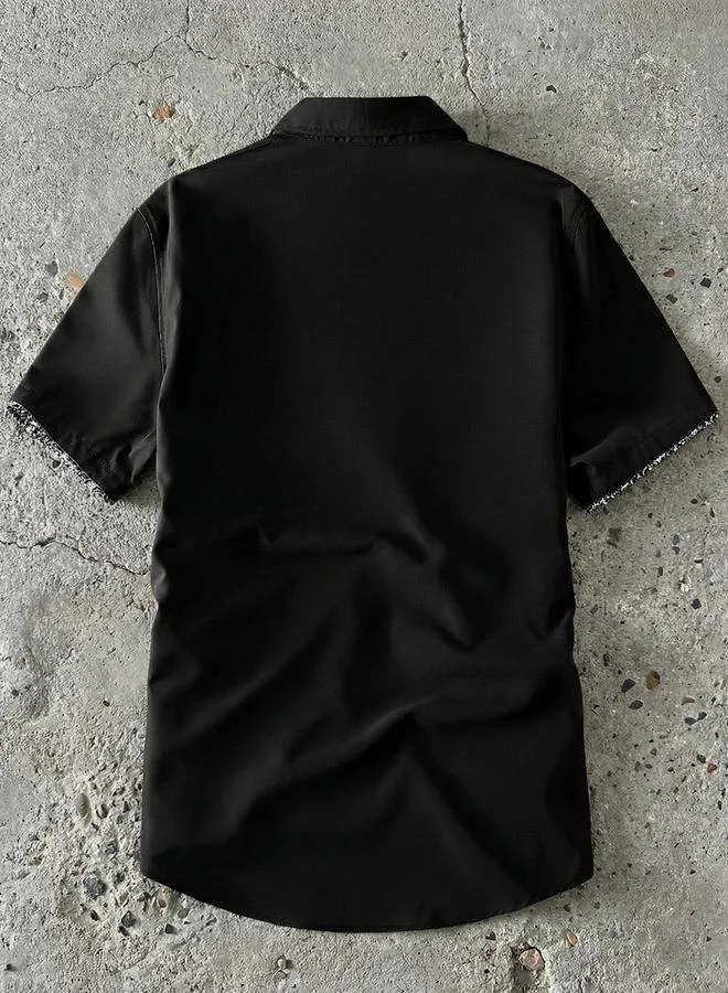 تايك تو قميص أسود بياقة مفرودة وأكمام قصيرة